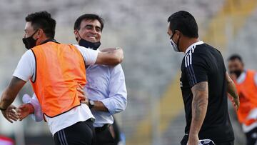 Futbol, Colo Colo vs Coquimbo.
 Vigsimo cuarta fecha, campeonato nacional 2021.
 El entrenador de Colo Colo Gustavo Quinteros celebra con Esteban Paredes  el triunfo contra Coquimbo por primera division contra  Coquimbo en el Estadio Monumental.
 Santiago, Chile.
 23/01/2021
 Marcelo Hernandez/Photosport
 
 Football, Colo Colo vs Coquimbo.
 24th date, 2021 National Championship.
 Colo Colo&#039;s head coach Gustavo Quinteros celebrates with Esteban Paredes their victory for first division football match against  Coquimbo at Monumental stadium.
 Santiago, Chile.
 23/01/2021
 Marcelo Hernandez/Photosportt