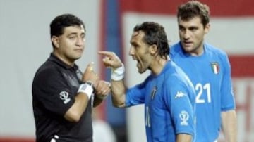 Siempre polémico, el ecuatoriano Byron Moreno es considerado como uno de los árbitros más corruptos de la historia, dicho mote lo ganó (internacionalmente) por no marcar numerosas faltas contra los italianos, además de anularles dos goles y expulsar a Francesco Totti por considerar que fingió un penal.