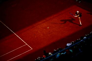 Esta bonita imagen, con Jack Draper devolviendo una bola y su sombra reflejada en la arena de la pista Suzanne Lenglen de Roland Garros, tuvo lugar en el partido entre la promesa británica (quinto cabeza de serie) y el kazajo Alexander Bublik. El número 62 del mundo dio la sorpresa al eliminar a Draper y clasificarse para la ronda de cuartos.