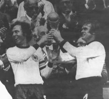 Mundial de Alemania de 1974. La final fue entre la RFA y Holanda, ganó Alemania por 2-1. Beckenbauer por fin podía besar la nueva copa, en la imagen junto al portero Sepp Maier.  