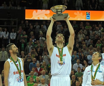 Pau Gasol junto a Juan Carlos Navarro y Sergio Scariolo celebrando la victoria del eurobasket 2011.