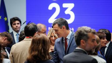 El presidente del Gobierno, Pedro Sánchez, saluda tras la presentación de las prioridades de la Presidencia española del Consejo de la UE, en el Palacio de la Moncloa, a 15 de junio de 2023, en Madrid (España). Durante la presentación, Sánchez ha enumerado los cuatro grandes puntos para el semestre español al frente del Consejo: reindustrializar Europa, la transición ecológica, el pilar social de la UE y la unidad europea ante los retos globales. España presidirá desde el 1 de julio hasta el 31 de diciembre el Consejo de la Unión Europea. Ejerce por quinta vez esta Presidencia, que se desarrollará antes de las elecciones al Parlamento Europeo, previstas para mayo de 2024, y el posterior nombramiento de una nueva Comisión.
15 JUNIO 2023;MADRID;PRIORIDADES PRESIDENCIA ESPAÑOLA;CONSEJO DE LA UE;
Alejandro Martínez Vélez / Europa Press
15/06/2023