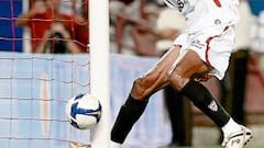 Kanouté reinó entre dos defensas de broma