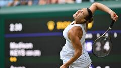 Aryna Sabalenka saca ante Madison Keys en Wimbledon.