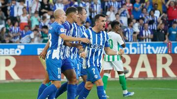 VITORIA, 08/10/2023.- Los jugadores del Alavés celebran el gol del empate 1-1 durante el partido correspondiente a la novena jornada de LaLiga EA Sports entre Deportivo Alavés y Real Betis disputado este domingo en el estadio Mendizorroza. EFE / L. Rico
