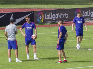 Simeone mantuvo una larga charla con Saúl y Koke.