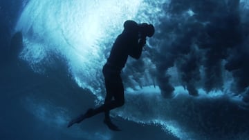 El fot&oacute;grafo Ben Thouard fotografiando una ola en Teahupoo (Tahit&iacute;) desde debajo del agua. 