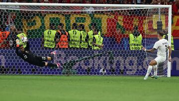 Frankfurt Am Main (Germany), 01/07/2024.- Goalkeeper Diogo Costa of Portugal saves the penalty of Jure Balkovec of Slovenia during the penalty shoot out during the UEFA EURO 2024 Round of 16 soccer match between Portugal and Slovenia, in Frankfurt Main, Germany, 01 July 2024. (Alemania, Eslovenia) EFE/EPA/ANNA SZILAGYI
