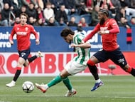 PAMPLONA, 12/04/2026.- El delantero del Real Betis Abdessamad Ezzalzouli 'Abde' (i) dispara a puerta para marcar ante defensa del Osasuna francés del Osasuna Valentin Rosier (d) durante el partido de Liga que Real Betis y Osasuna disputan este domingo en el estadio de El Sadar. EFE/Jesús Diges