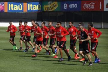 Futbol, entrenamiento seleccion chilena.
Los jugadores de la seleccion chilena, atienden  el entrenamiento matutino en el complejo deportivo Juan Pinto Duran de Santiago, Chile.
20/03/2017