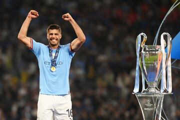 Rodrigo Hernández muestra su alegria junto al trofeo de la Champions League.