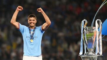 Rodrigo Hernández muestra su alegria junto al trofeo de la Champions League.