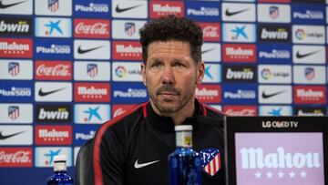 GRAF8890. MAJADAHONDA (MADRID), 21/04/2018.- El entrenador argentino del Atl&eacute;tico de Madrid, Diego Simeone, durante la rueda de prensa posterior al entrenamiento realizado hoy en El Cerro del Espino, en Majadahonda, donde el conjunto rojiblanco pre