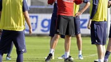 <b>CHARLA. </b>Montanier, ayer, dando explicaciones a los jugadores.