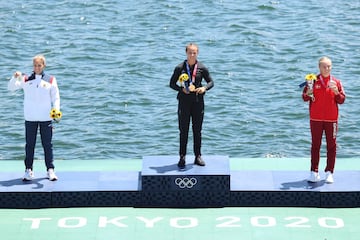 Teresa Portela junto a la neozelandesa Lisa Carrington, medalla de oro, y la danesa Emma Aastrand Jorgensen, medalla de bronce.