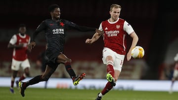 Arsenal&#039;s Rob Holding, right, passes the ball as Slavia Prague&#039;s Peter Olayinka tries to sop him during the Europa League quarterfinal soccer match between Arsenal and Slavia Prague at Emirates stadium in London, Thursday, April 8, 2021. (AP Pho