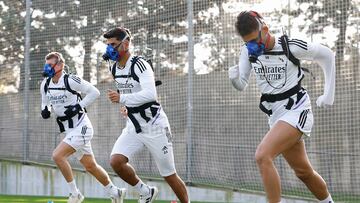 De derecha a izquierda, Ceballos, Asensio y Kroos, durante un entrenamiento en Valdebebas el pasado mes de diciembre.