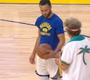 Esto solo pasa en USA: miren quién se coló en el calentamiento de los Warriors