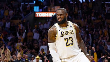 LeBron James, alero de Los Angeles Lakers, durante un partido contra Denver Nuggets en los playoffs de la NBA 2024.