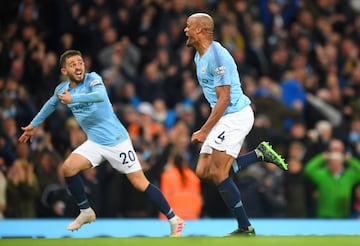 Vincent Kompany fue el héroe de la jornada para el Manchester City, ya que su golazo al ángulo ante Leicester le permite al equipo de Pep Guardiola llegar a la última fecha como líder de la Premier League con un punto más que el Liverpool.