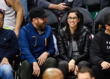 Los actores Jason Sudeikis y Sarah Silverman en el Staples Center durante el Clippers-Nuggets.