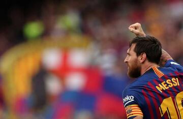 Messi celebra un gol con el Barça con la afición al fondo.