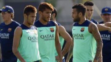Neymar, Dos Santos y Alves, ayer. El Barça viajará hoy a Málaga y, a diferencia de otros años, pernoctará en la ciudad tras el partido.