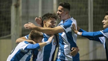 Los jugadores del Juvenil celebran un gol.