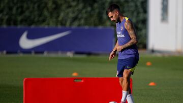 Baena, en la sesión del Atlético, tocando balón.