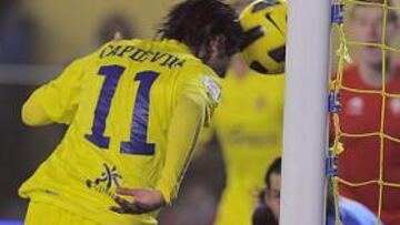 <b>DE CABEZA. </b>Capdevila hizo el 3-1 tras un saque de esquina.
