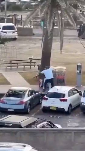 La heroica secuencia de un hombre forcejeando y desarmando a uno de los terroristas de Sídney