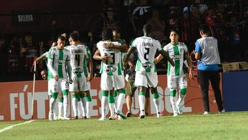 AME9004. SANTA FE (ARGENTINA), 05/04/2023.- Los jugadores de Nacional celebran un gol ante Patronato, durante un partido de la Copa Libertadores disputado en el Estadio Brigadier General Estanislao López, en Santa Fe (Argentina). EFE/ Javier Escobar