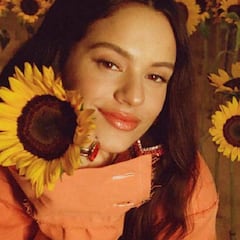 Rosalía arrasa en las redes con unas fotos desnuda en la cama