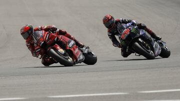 MotoGP - Spanish Grand Prix - Circuito de Jerez, Jerez, Spain - May 1, 2022 Ducati Lenovo&#039;s Francesco Bagnaia and Monster Energy Yamaha MotoGP&#039;s Fabio Quartararo in action during the race REUTERS/Jon Nazca