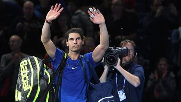 FA031. LONDRES (REINO UNIDO), 13/11/2017.- El tenista espa&ntilde;ol Rafael Nadal saluda a los asistentes luego de perder ante el belga David Goffin hoy, lunes 13 de noviembre de 2017, durante un partido de las Finales Mundiales ATP, en Londres (Reino Unido). EFE/FACUNDO ARRIZABALAGA