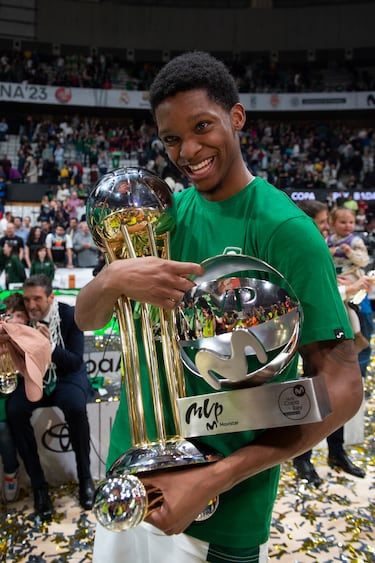 El jugador del Unicaja, Tyson Carter, posa feliz con los trofeos. 