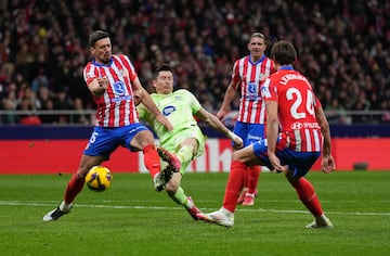 2-1. Centro de ??igo Prez al rea rojiblanca, Robert Lewandowski baja el baln con el pecho y segn cae dispara con la izquierda para superar a Jan Oblak.