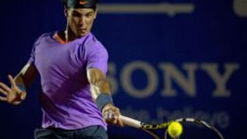 Rafael Nadal devuelve la bola en la segunda semifinal del ATP 500 de Acapulco frente a Nicolás Almagro, en la que se impuso por 7-5 y 6-4.