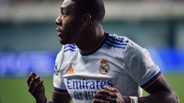 Alaba, titular contra el Sevilla.