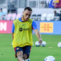 Barcelona escuchará ofertas por Sergiño Dest para poder fichar a César Azpilicueta