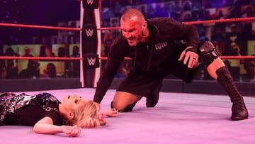 Randy Orton ataca a Alexa Bliss en Raw.