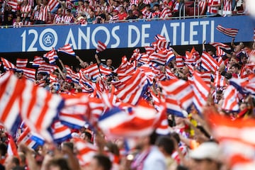 Los seguidores del Atlético con las banderas al viento antes del partido.