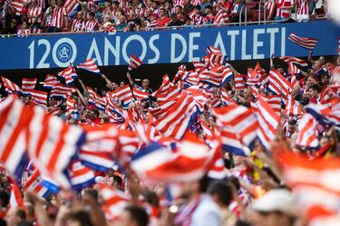 Los seguidores del Atlético con las banderas al viento antes del partido.