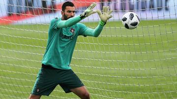 El guardameta de la selección portuguesa de fútbol Rui Patricio durante un entrenamiento del equipo en la Ciudad del Fútbol de Oeiras, Portugal.