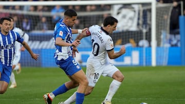 Vitoria-Gasteiz, 31/03/2024.- El delantero de la Real Sociedad Mikel Oyarzabal (d) se escapa de Abdelkabir Abqar, del Alavés, durante el partido de la jornada 30 de LaLiga entre el Deportivo Alavés y la Real Sociedad este domingo en el estadio de Mendizorrotza.- EFE/ Adrián Ruiz Hierro
