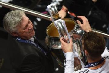 Ancelotti con el trofeo.