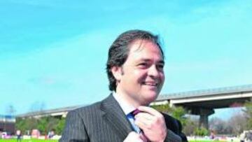 <b>CON EL EQUIPO. </b>Aperribay, ayer en Zarautz, donde trabajó la Real.