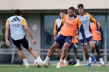 Kylian Mbappé pelea un balón durante el entrenamiento. 