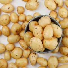 Un agricultor tuvo una idea para no tirar más de 500 toneladas de patatas: tiempo después, decenas de coches invadieron su campo