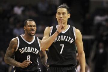 El base de los Brooklyn Nets, Jeremy Lin celebra una canasta en Memphis llevándose el dedo a los labios y su compañero Sean Kilpatrick se acerca a felicitarle.